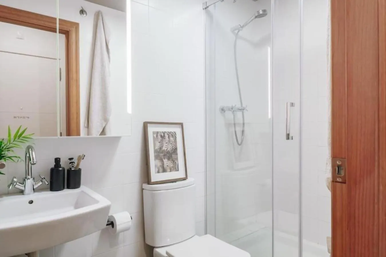 Ulindi - 2 Bedroom With Balcony In Eixample Esquerra Barcelona